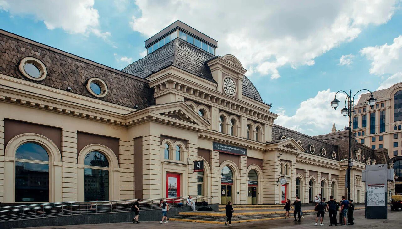 Метро павелецкая снаружи. Телефон жд вокзала павелецкий. Жд вокзал москва павелецкий вокзал. Павелецкий железнодорожный вокзал в москве. Жд вокзал павелецкий.