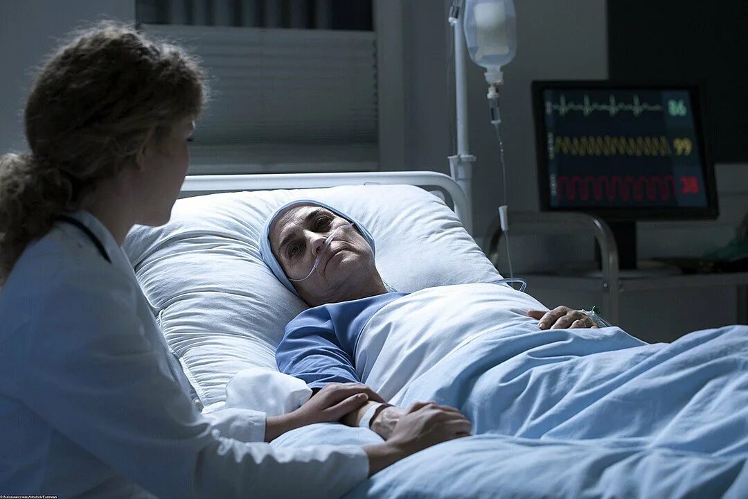 Больной старик в постели. Больной в постели. Поддержка умирающего человека. Онкологический больной. Член семьи заболел.