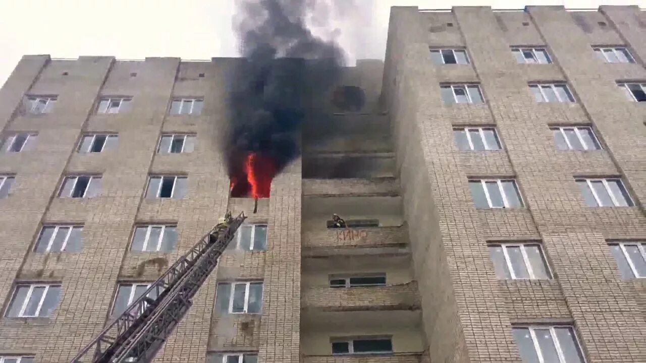 Сгоревшее общежитие. Общежитие РУДН В Москве пожар. Пожар в общежитии РУДН 2003. Пожар в общежитии РУДН. Горящее общежитие в Москва.