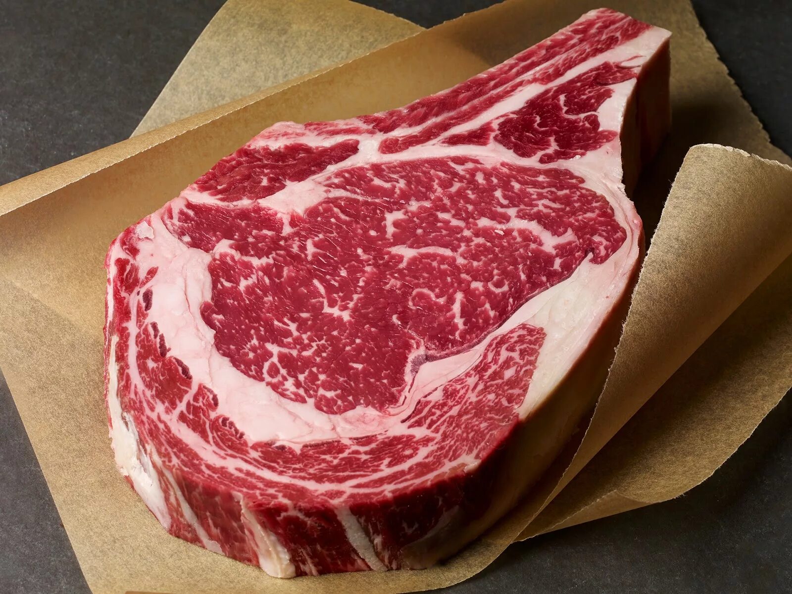 огромная пицца. поджаренное мясо. большая кусочка. большая кусочка. жирное мясо.