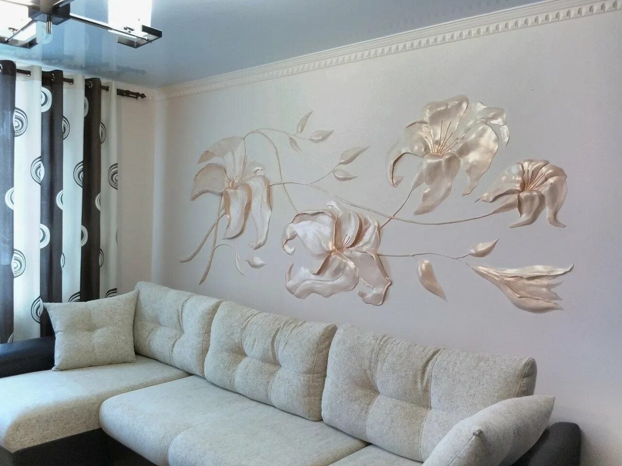барельефы стен на зал. барельеф на стене в гостиной. роспись стен в интерьере барельеф. барельеф на стене зала. барельеф на стену над диваном.