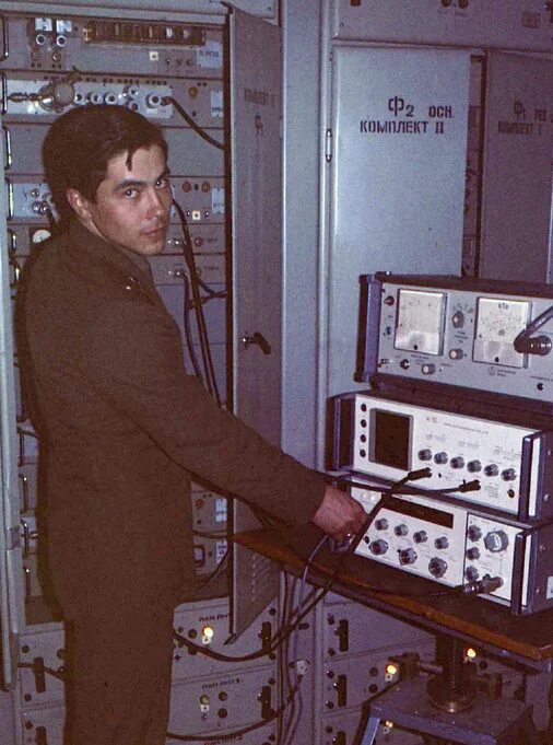 Приемник настроен на длину 600 м. Настройте приемник.