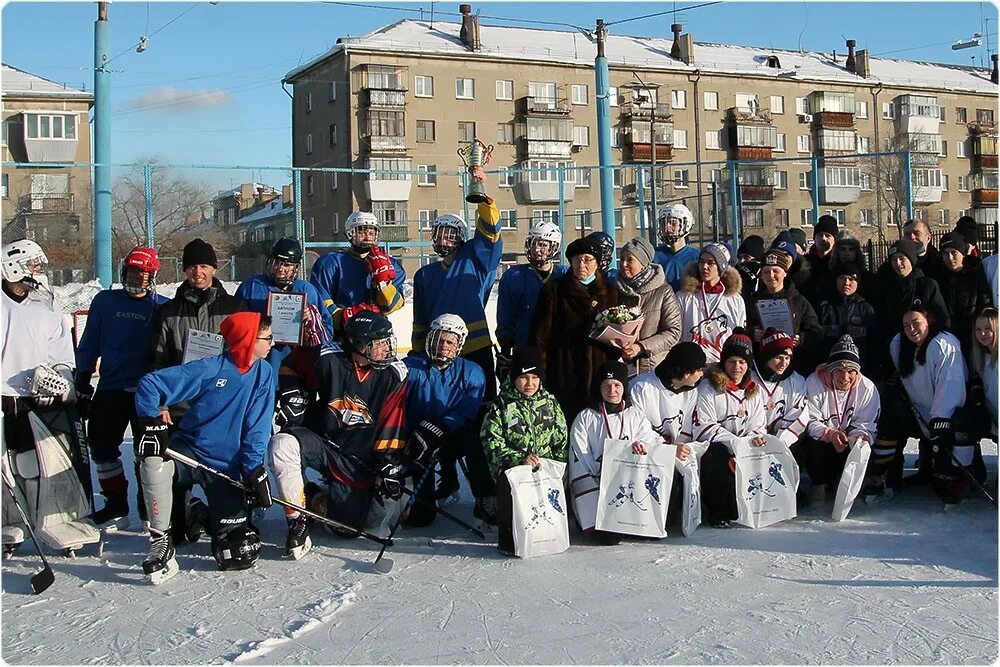 Подслушано 12 участок в контакте. 12 Участок Магнитогорск. Дворовой хоккей. Дворовые волчата Магнитогорск хоккей. Вести Магнитогорск 2003.