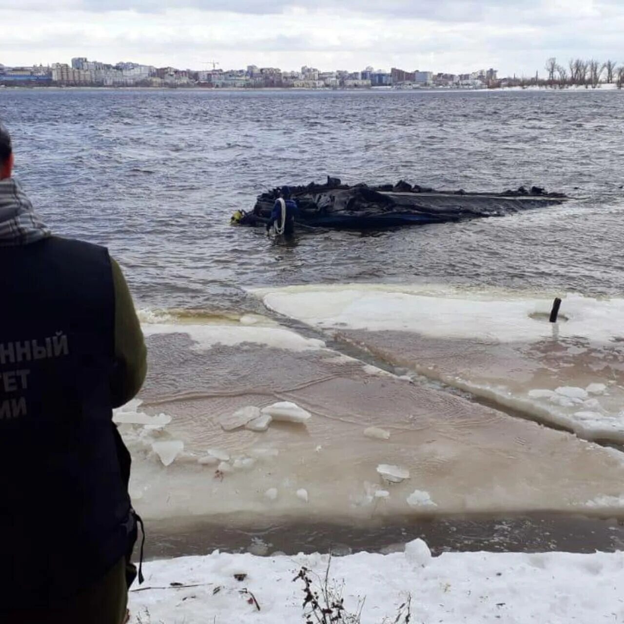 Утонул в волге. Затопленные суда на Волге. Лодка утонула. Затонула лодка Самара. Затонувшие суда на Волге.