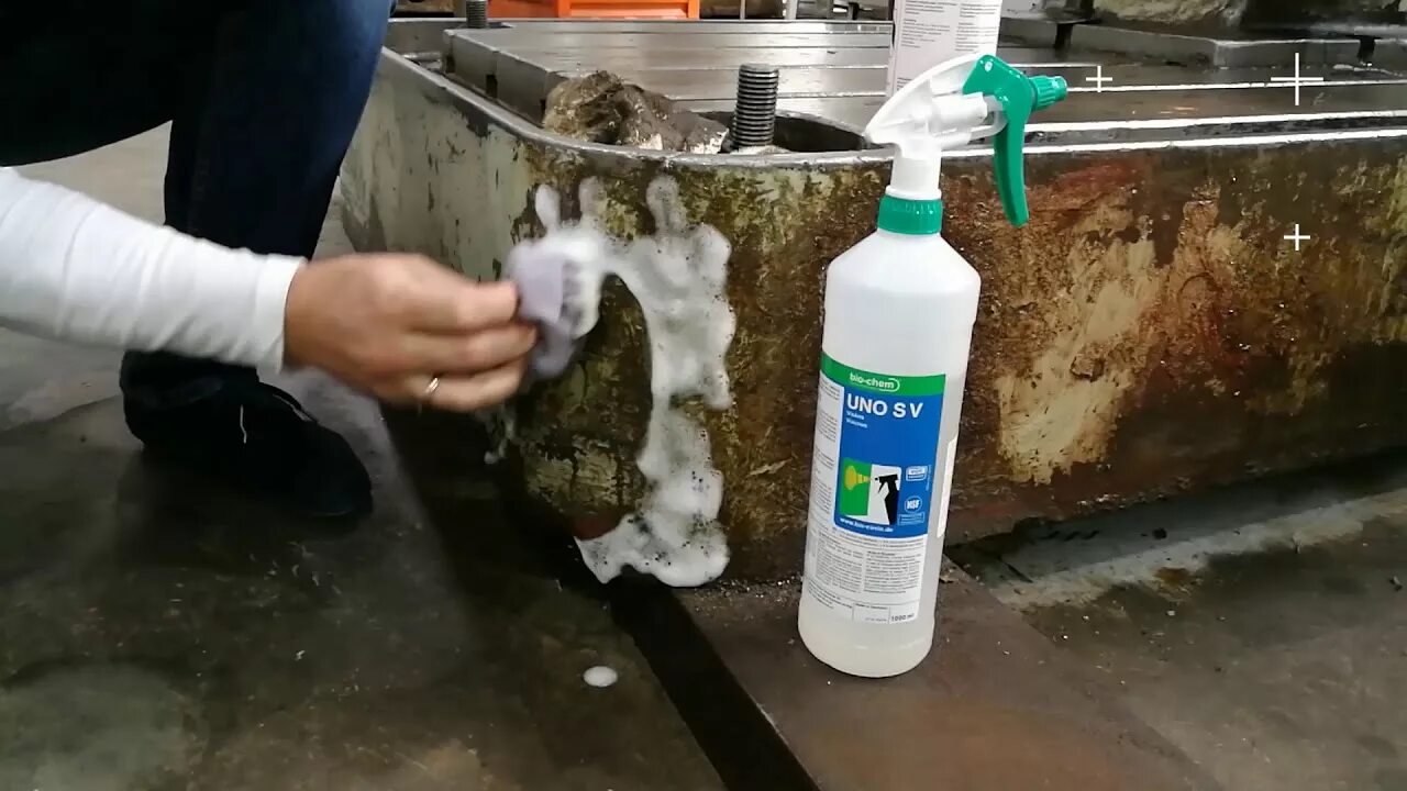 Отмыть масло с пластика. Очищенное машинное масло. очистка гидравлического масла. зачистка масла. очистка деталей от масла.