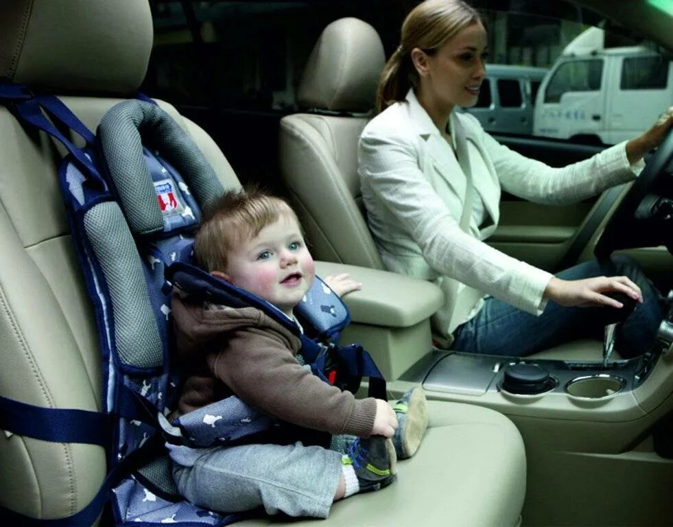 Можно возить ребенка без детского кресла. Кресло автомобиля. Детское кресло в машину. Детский кресло для автомобиля. Детское кресло на переднем сиденье автомобиля.