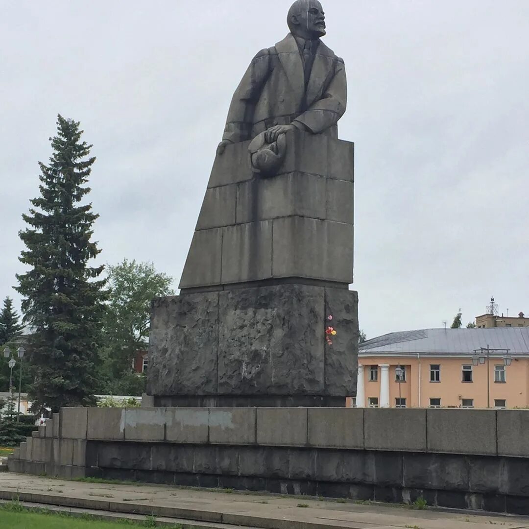 Памятник Ленину в Петрозаводске. Петрозаводск памятник Ленину в ушанке. Памятник Ленину в Петрозаводске история. Памятник Ленину в Петрозаводске фото.