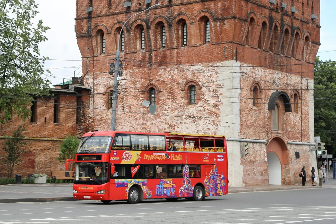 Красный автобус нижний