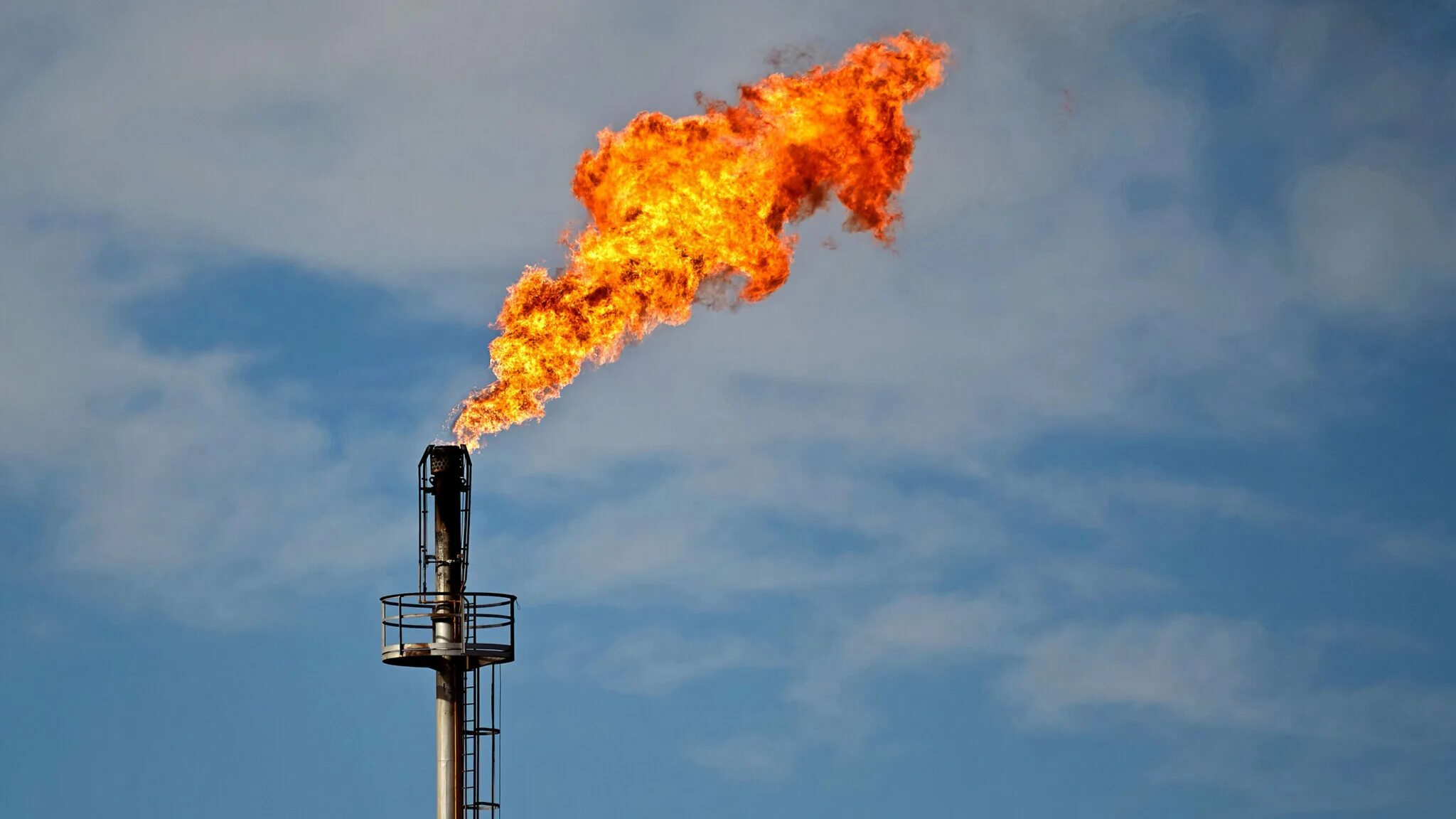 Факел сжигания попутного газа. Сжигание попутного нефтяного газа. Факел попутного нефтяного газа