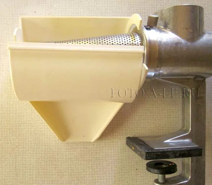 Как собрать советскую соковыжималку. Соковыжималка струмок 2. Соковыжималка шнековая струмок. Соковыжималка Советская струмок 2. Соковыжималка ручная струмок 3 сборка