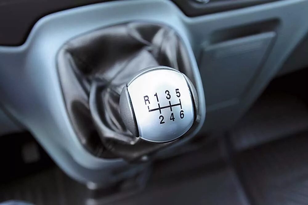 Задняя скорость r. Скорости переключения передач на ваз 2112. Задняя передача. Задняя передача. Коробка передач задний ход.