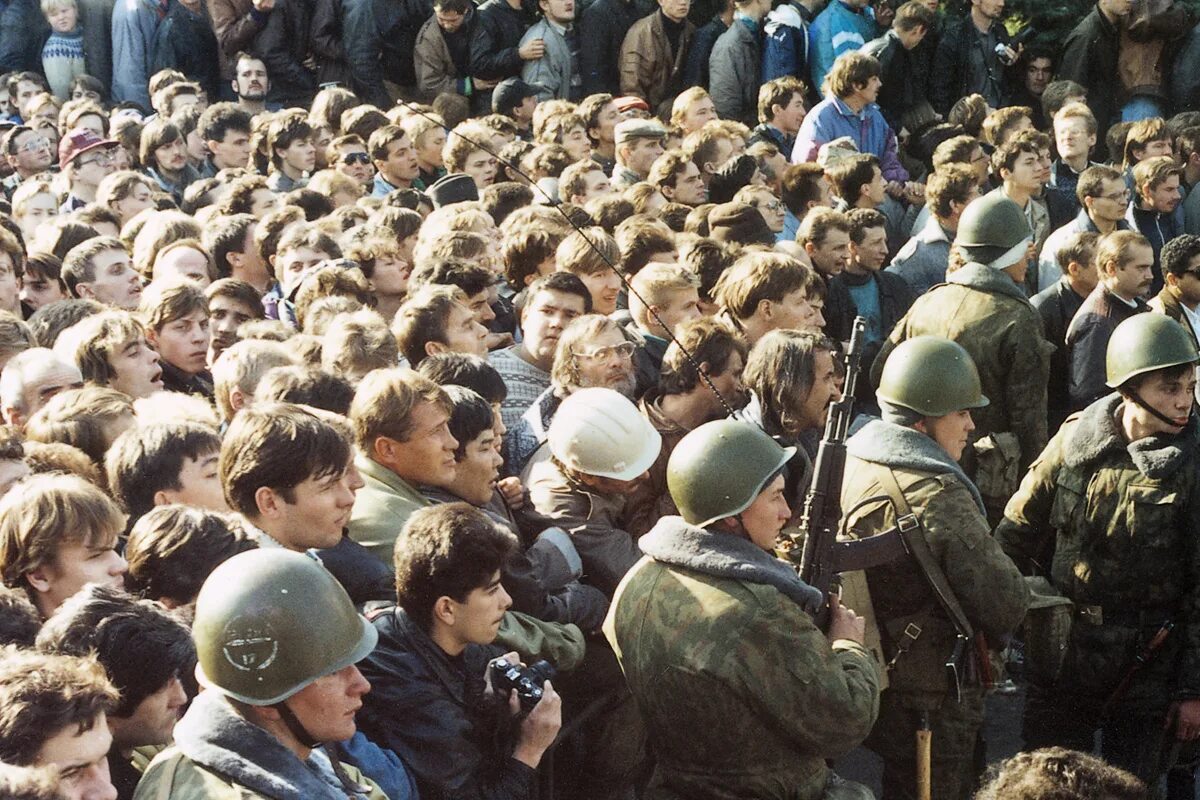 1993 век. 4 Октября 1993. Белый дом 4 октября 1993. Октябрь 1993 штурм Останкино. Октябрьский путч 1993 года.