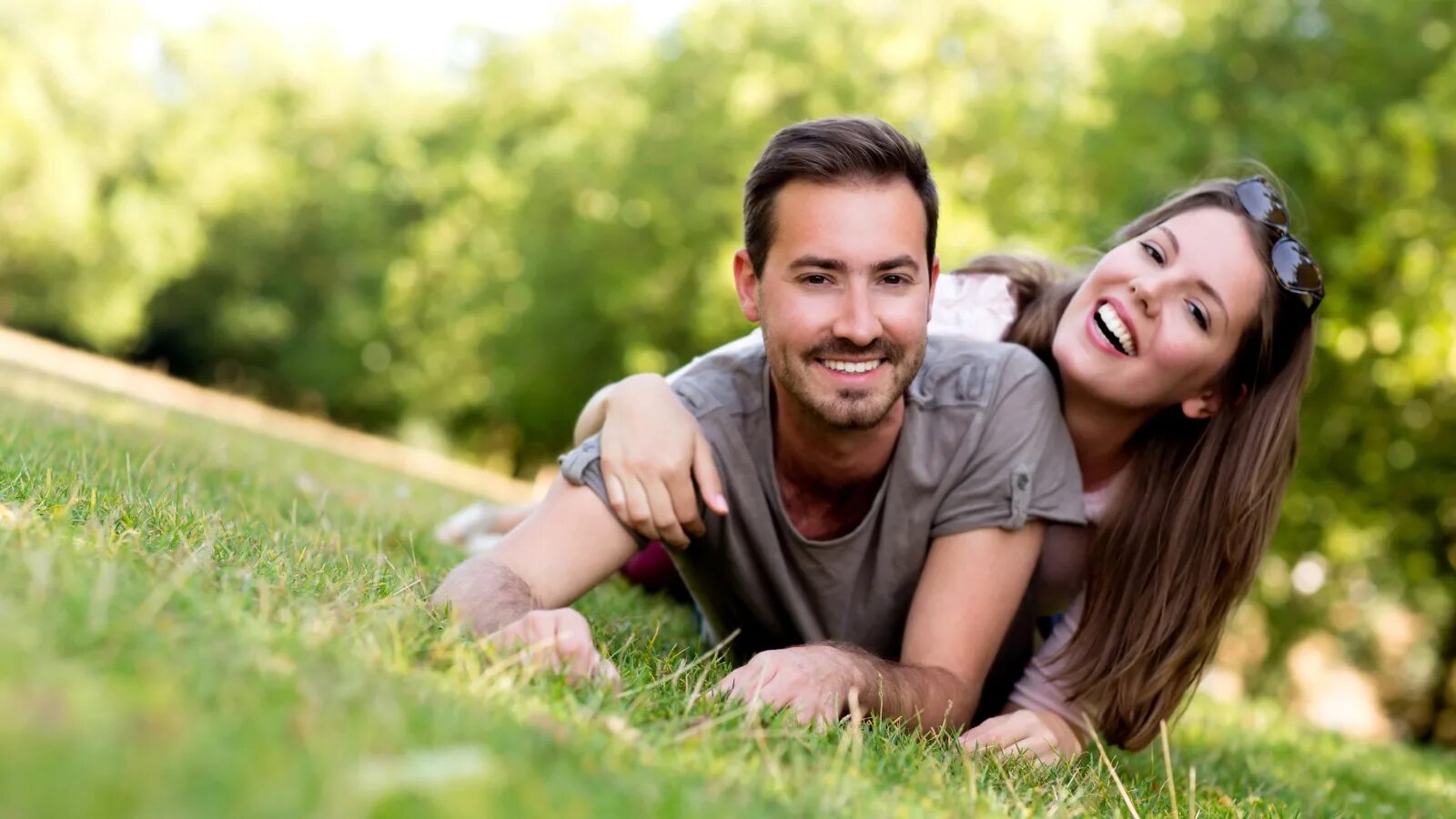 Meet couple. Счастливые отношения между мужчиной и женщиной. Парочка фотосток. Естественность это залог счастливых отношений. Листовки счастливые отношения.