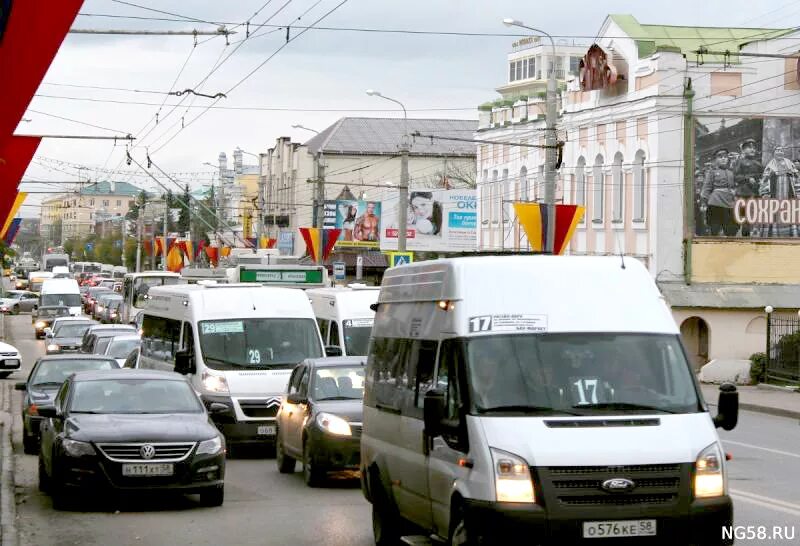 Транспорт в городе. Какой транспорт будет в пензе. Какой транспорт будет в пензе. Много маршруток на остановке. 99 маршрутка пенза.