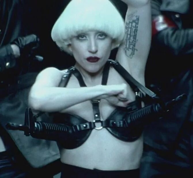 Сиськи Lady Gaga в толпе