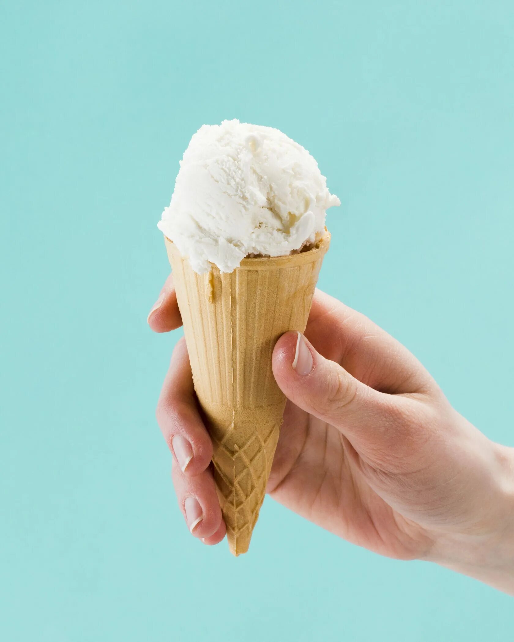 Cream like. Мороженое ваниль. Мороженое рожок в руке. Держит мороженое. Рука держит мороженое.