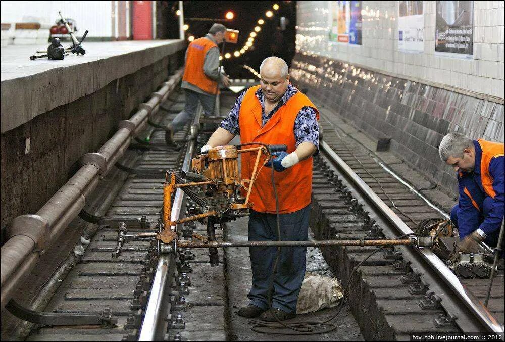 Метрополитен устроиться на работу. Монтер пути Московский метрополитен. Служба пути метрополитен. Осмотр пути метрополитена. Путейный.