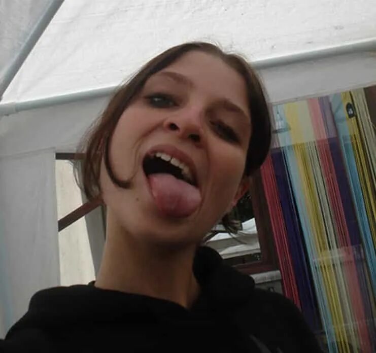 Красивые девушки с длинными языками. Девушка с языком. Long tongue girls. Девушка с языком. Девушка с большими зубами.