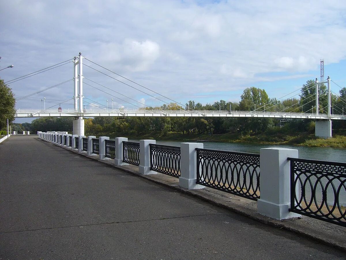 Мост через урал фото. Мост через Урал Оренбург. Набережная реки Урал Оренбург. Пешеходный мост Европа-Азия Оренбург. Благоустройство верхней части набережной реки Урал Оренбург.