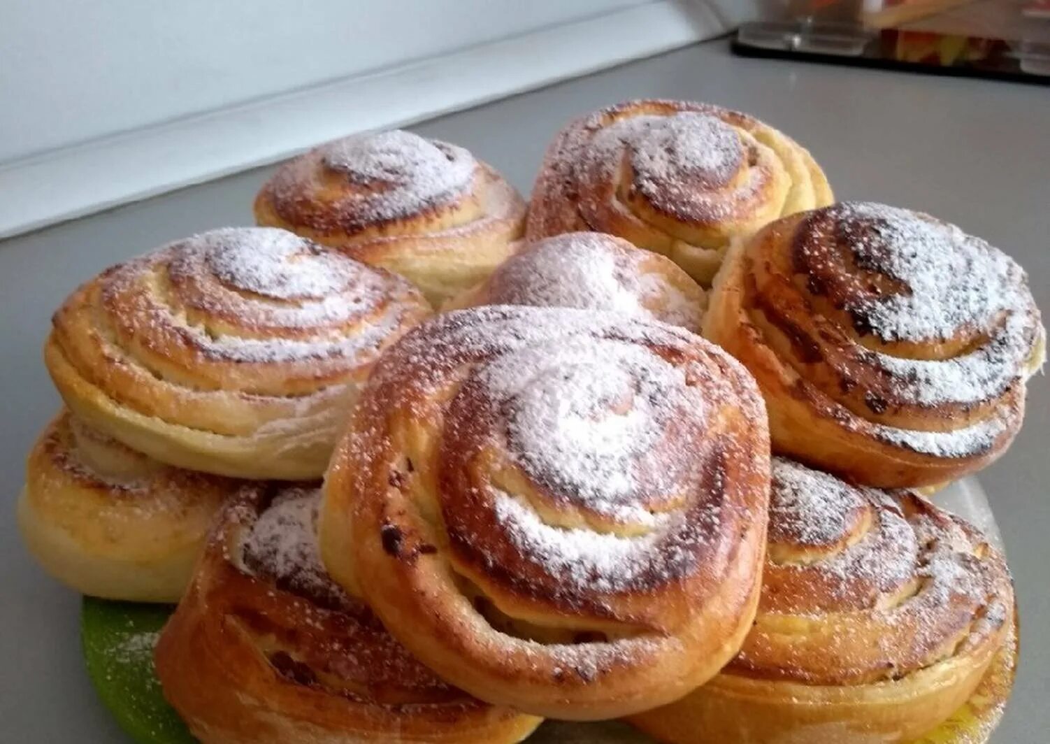 Сладкие дрожжевые булочки. Домашняя выпечка на дрожжах. Сдобные домашние булочки. Булочка плюшка. Сдобные пирожки.