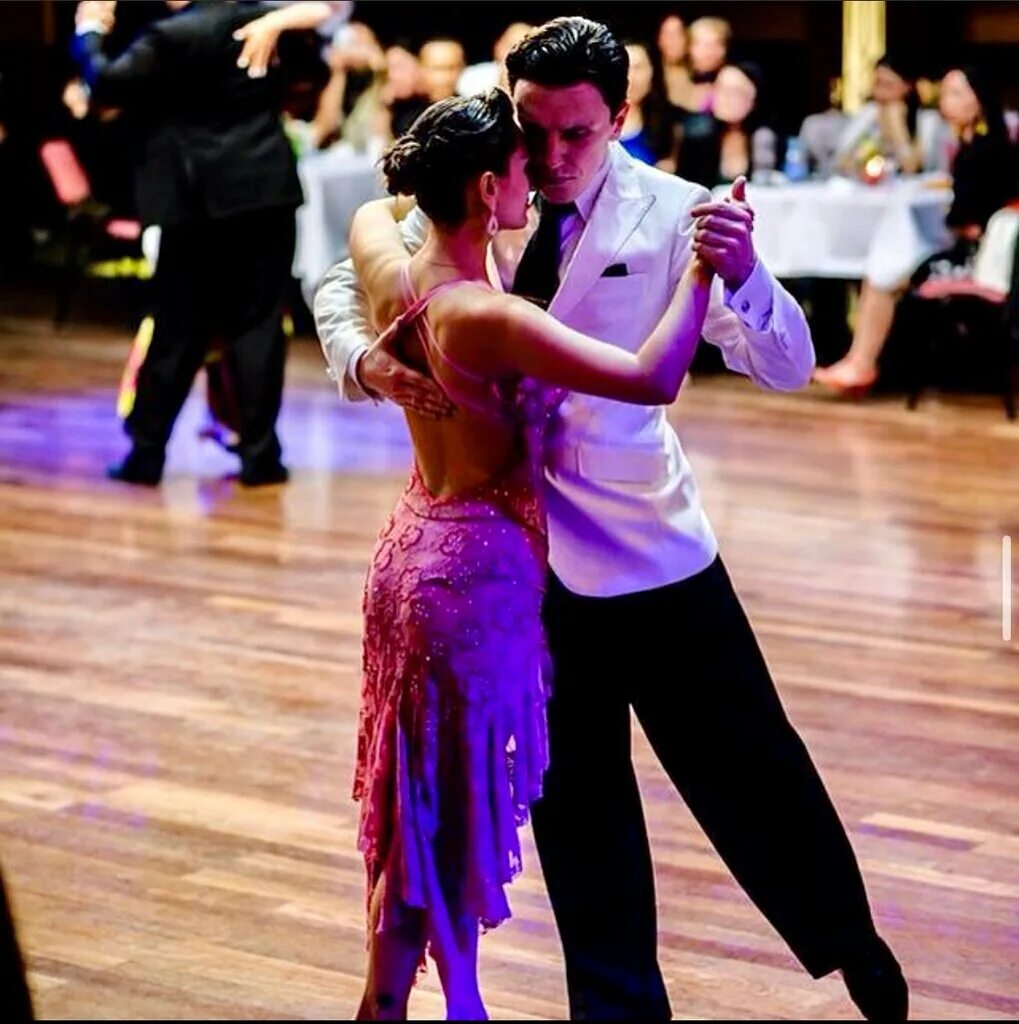 Свадебный танец молодожёнов la tormenta de arena. Танцы предложение. Свадебный танец жениха и невесты. Парные танцы. Ноль танцует.