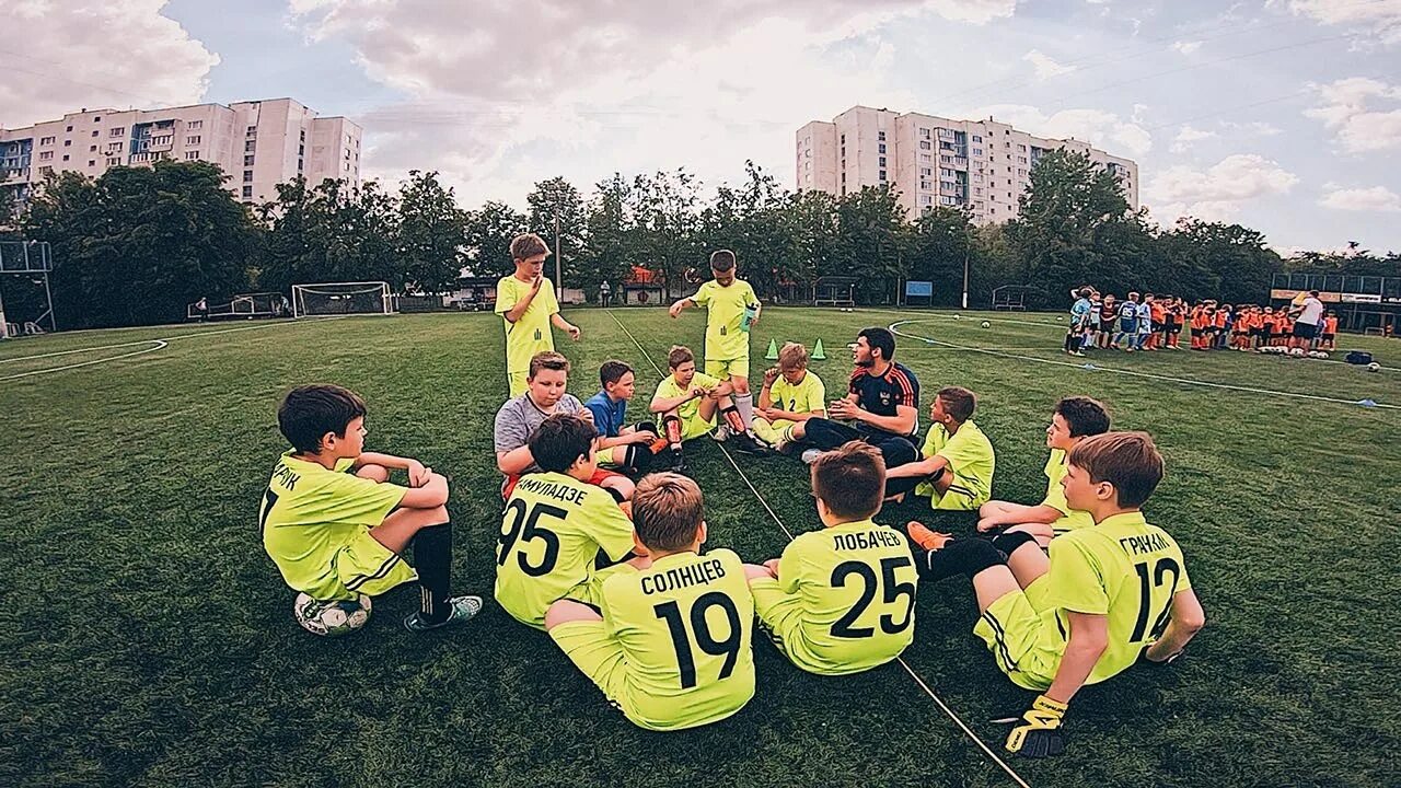 Школа футбольных тренеров. Футбол в школе. Stars футбольная школа. Школа футбола в Москве. Футбольная школа за рубежом.
