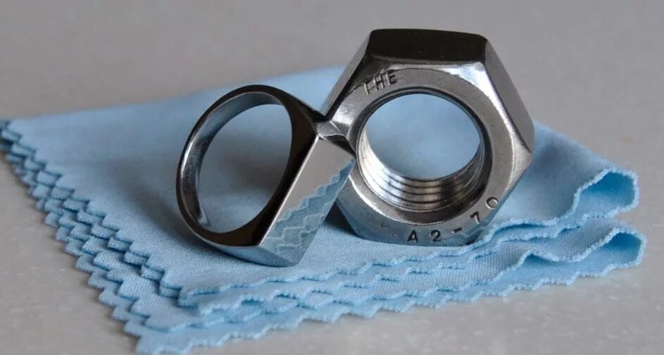Из какого металла сделаны кольца. Кольцо из гайки. Перстень из гайки. Кольцо из гайки печатка. Кольцо из нержавеющей гайки.