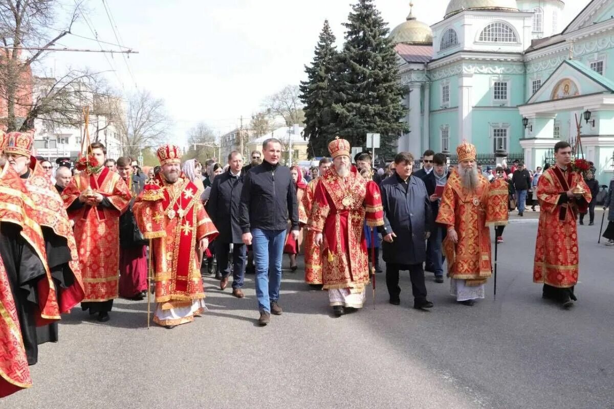 Крестный ход в белгороде 2024 видео. Крестный ход в Волгограде на Пасху 2023. Мичуринская епархия крестный ход 2023 Пасха. Крестный ход храм Христа Спасителя. Троицкий Белгородская область.