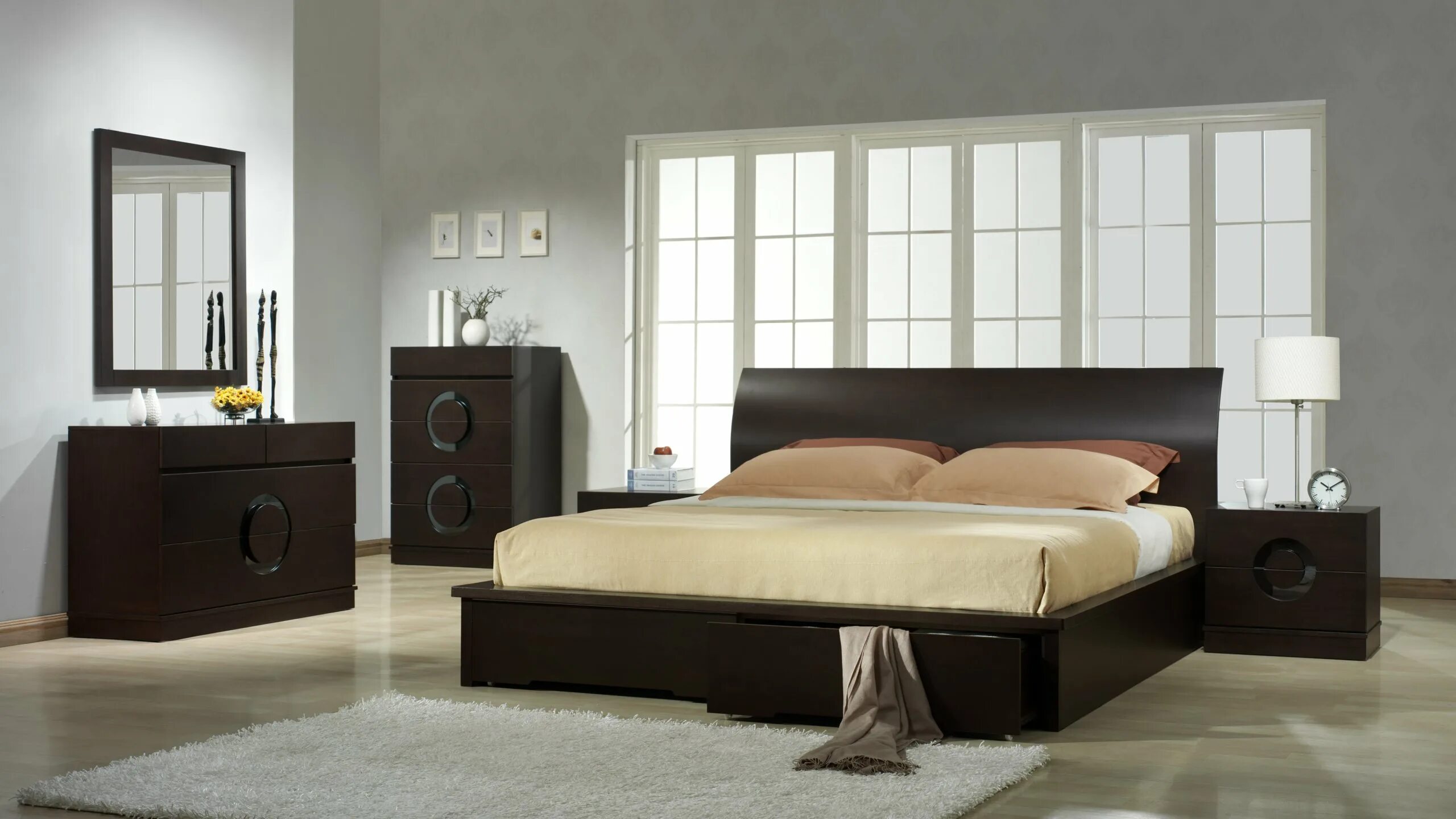 Спальня с деревянной мебелью. California king bed стенд. Заставленная мебелью спальня. К чему снятся мебель в доме. К чему снятся мебель в доме.