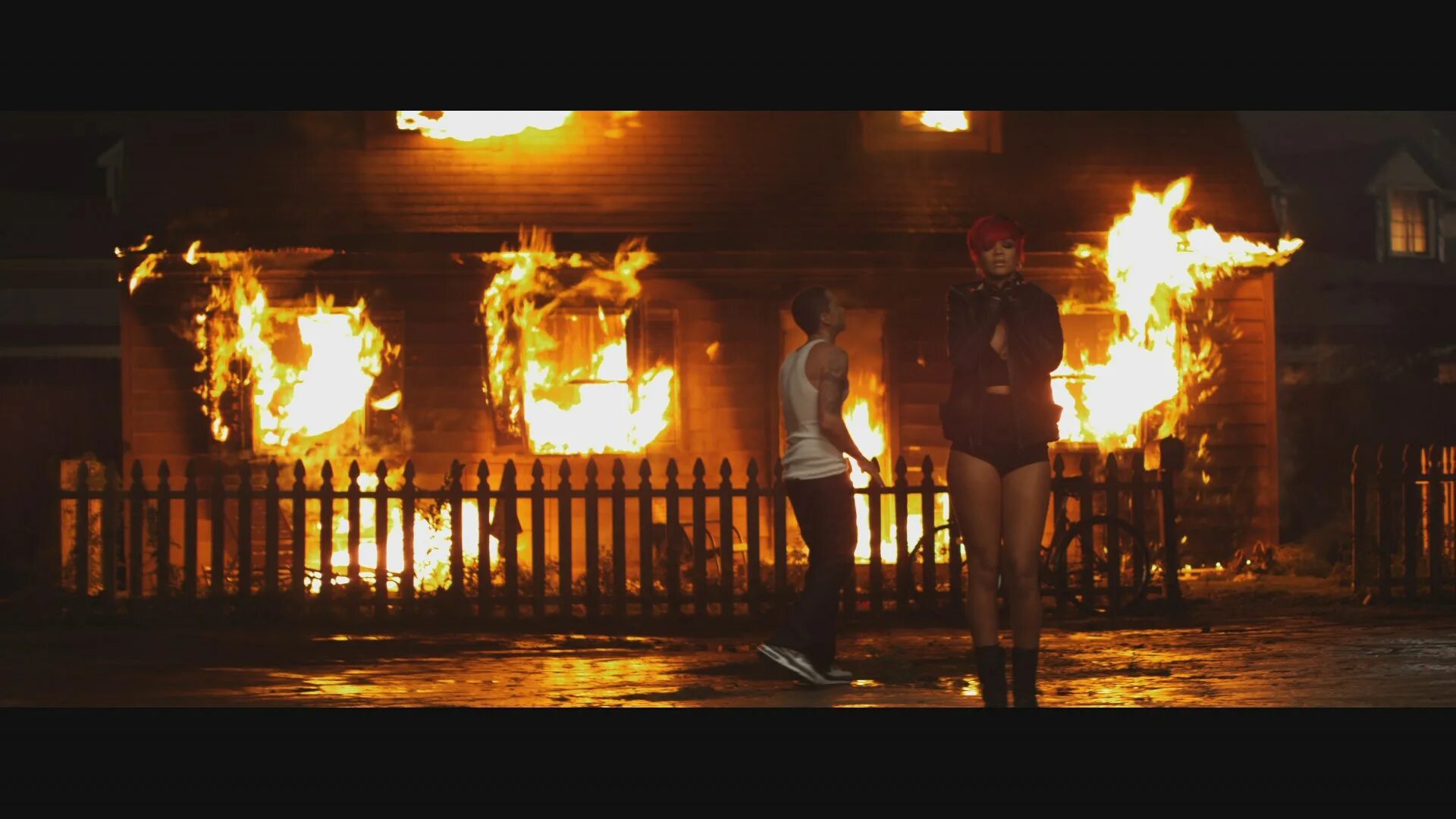 Сгораю до тла песня. Rihanna Eminem Love the way you Lie клип. Клип с горящим домом. Клип песни горит дом. Эминем в горящем доме.