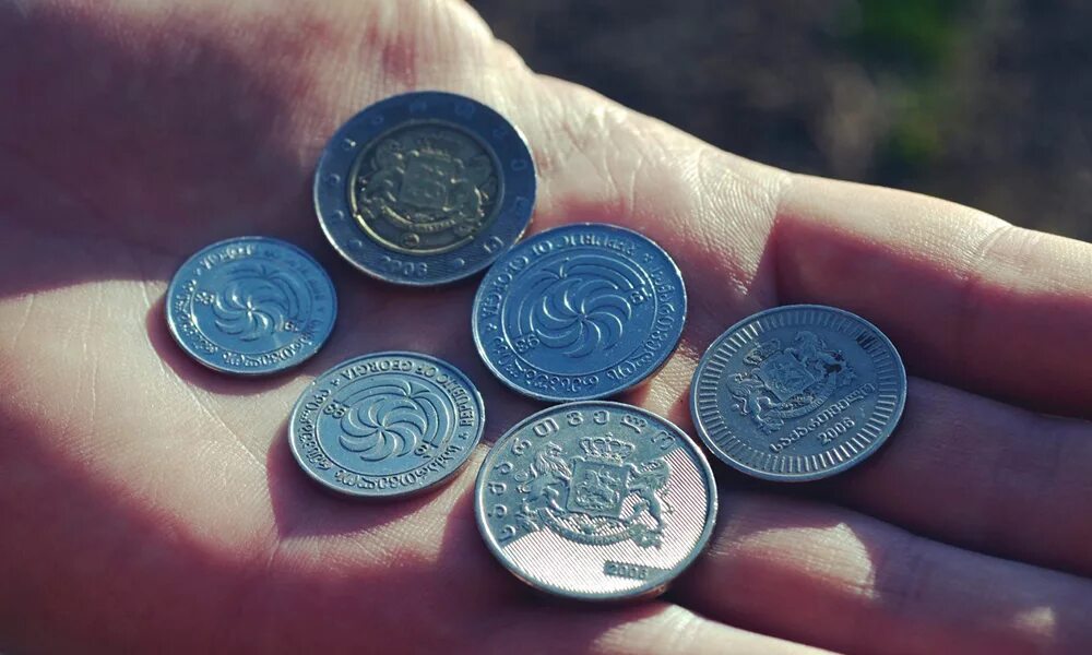 Лари валюта грузии. Чешский рубль к российскому рублю. Лари к доллару. Деньги грузии. Какие монеты принимают в банке.