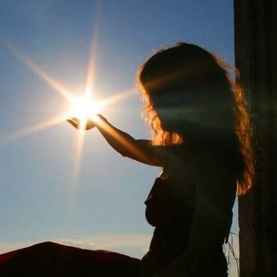 Не видать солнце. Девушка в лучах солнца. Девушка и солнце. Солнце в руках. Человек в лучах солнца.
