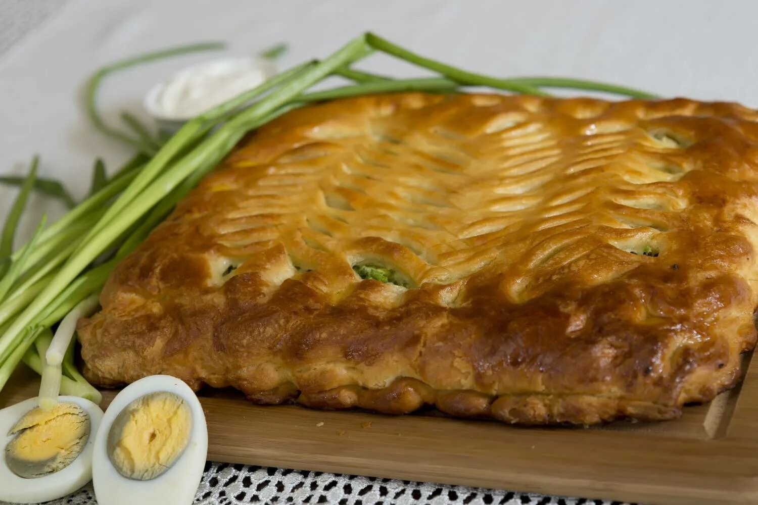 Как раньше назывался пирог с луком. Пирог с луком. пирог с капустой и яйцом. пироги с капустой и зеленым луком. пирог с луком и яйцом.