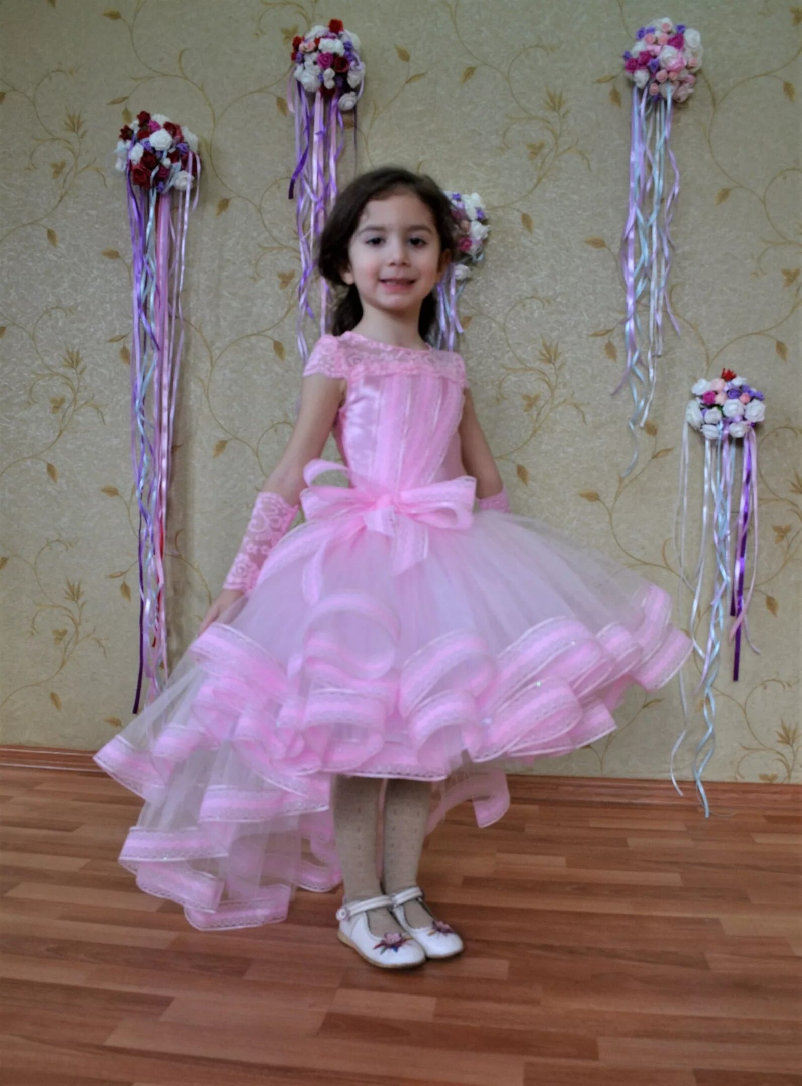Платье напрокат для девочки 7 лет. Платье на выпускной в детский сад. Фотосессия ребенка в пышном розовом платье. Нарядные платья в прокат. Детские платья на выпускной.
