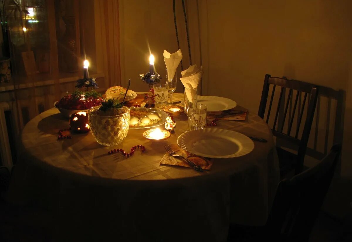 Стол для ужина при свечах. Накрытый стол со свечами. Накрытый столик для двоих. Романтическая сервировка стола. Накрыть праздничный стол на двоих.