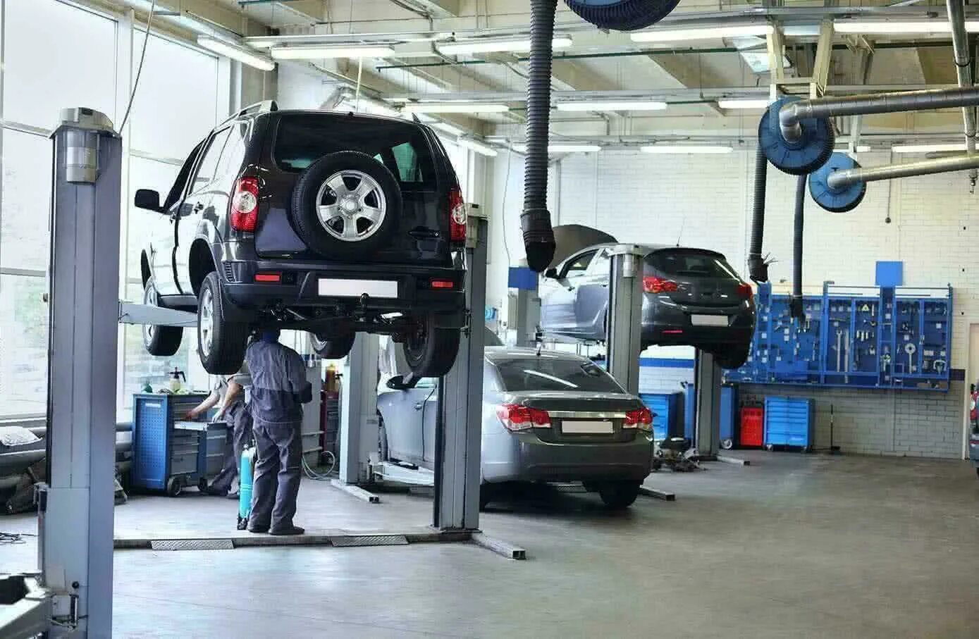 Красивая автомастерская. Ремонтная автомастерская. Автомобиль в автосервисе. Машина в сервисе. Автомастерская.