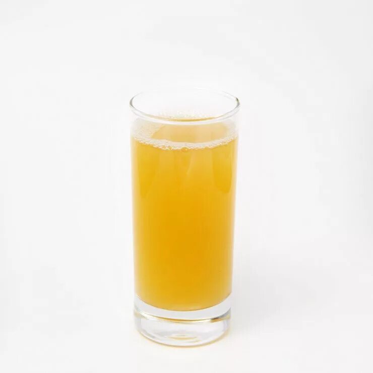 Ананасовый фреш на белом фоне. Стакан ананасового сока. Стакан ананасового сока. Стакан ананасового сока. Ананасовый сок в стакане.