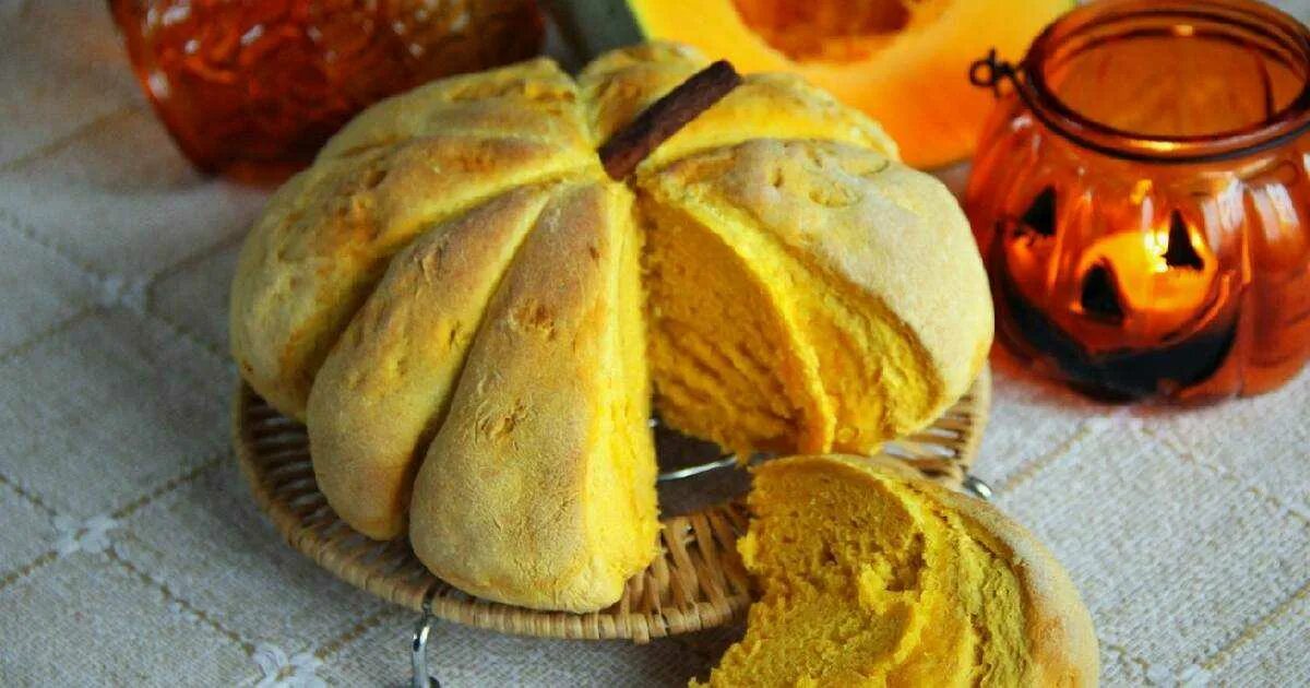 Тесто с тыквой булочки. Тыковка самса. Воздушный пирог с тыквой. Тыква в тесте в духовке. Пирожки с тыквой.