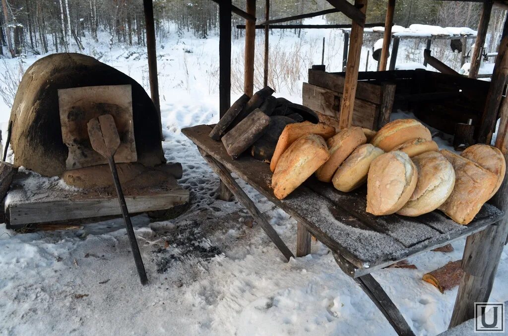 Место для хранения продуктов ханты и манси. Национальная кухня Ханты и манси. Чувал манси. Хлеб манси. Хлебная печь у Ханты и манси.