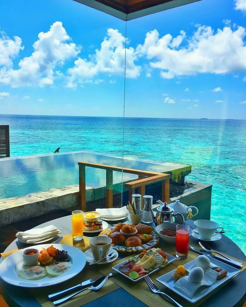 Красивый вид на море. Завтрак с видом на море. Шикарный вид на море. Красивый вид на океан.