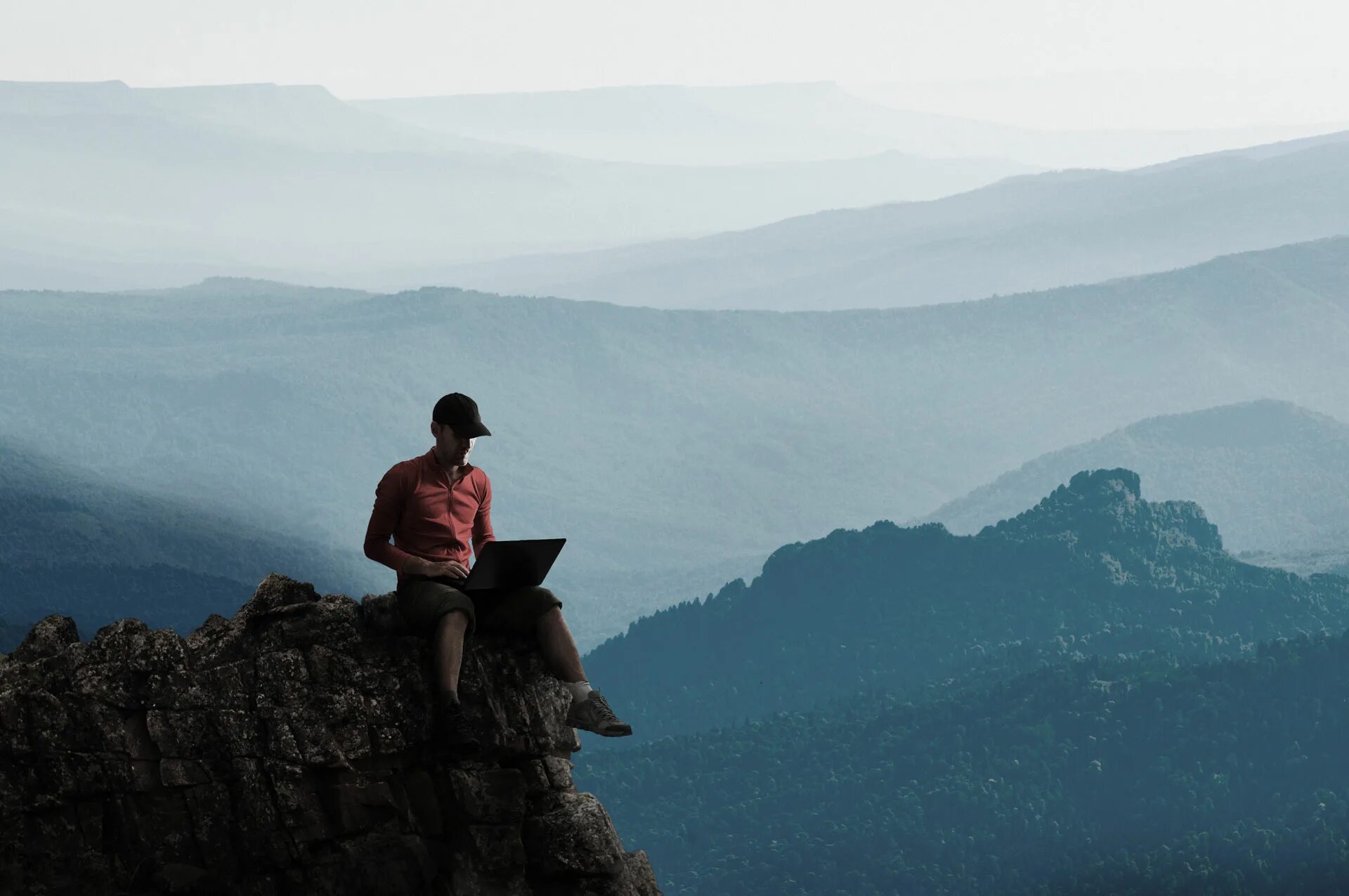Урок человек и горы. Человек на вершине горы. На вершине горы с ноутбуком. Человек в горах. Человек с ноутбуком на горе.
