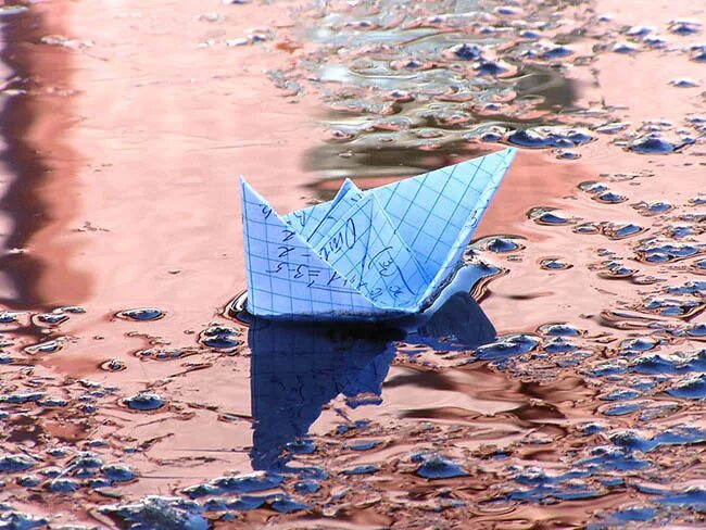 Кораблик из бумаги я по ручью. Бумажный кораблик. Бумажный кораблик плывет. Бумажный кораблик в море. Кораблик из бумаги на воде.