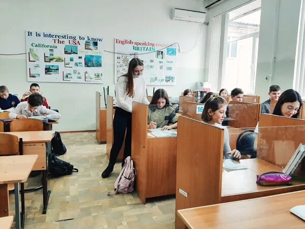 Мбоу сош имени  василенко новобессергеневка. Школа имени василенко. Школа им. Губкинский школа василенко. Школа имени василенко.