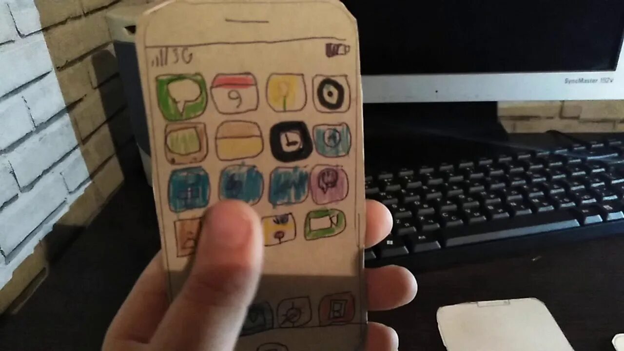 Видео телефоны из бумаги. Картонный айфон. Iphone из картона. Телефон из картона. Бумажный смартфон.
