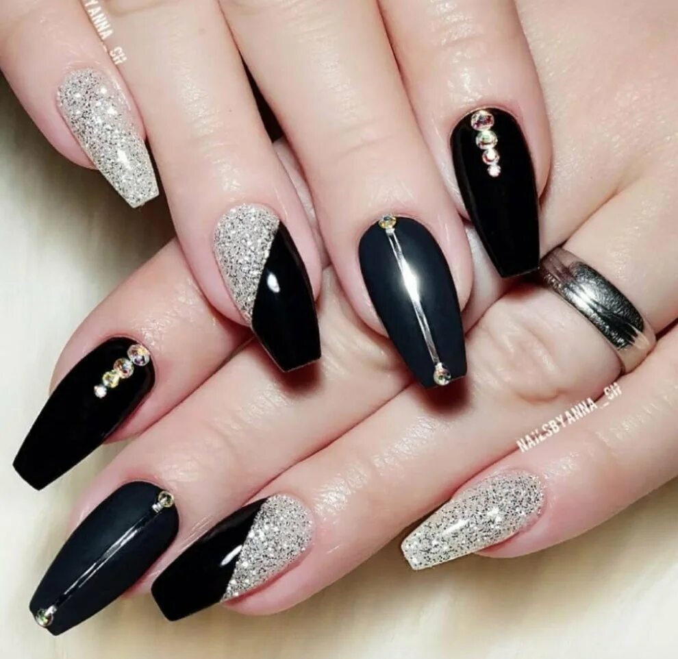 Маниккюр черный с сере. Дизайн ногтей новинки черный с серебром. Черно серебряный маникюр. Дизайн ногтей новинки черный с серебром. Чёрный маникюр с втиркой.
