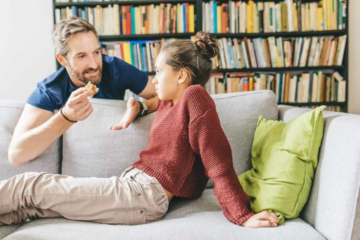 Father sleep daughter. Разговор отца с дочерью. Папа и дочка подросток. Воспитание подростка. Папа с дочкой беседуют.