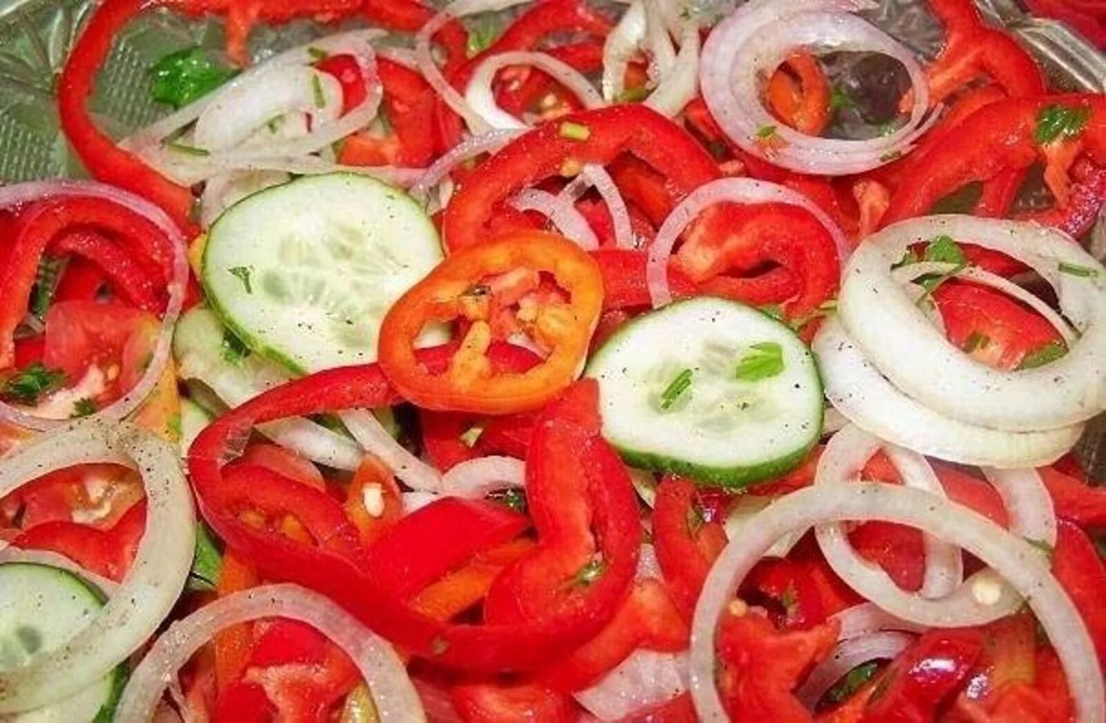 Салат из помидор с луком. Салат помидоры с луком. Салат с помидорами. Армянские салаты и закуски. Салат помидоры с луком уксус рецепт.