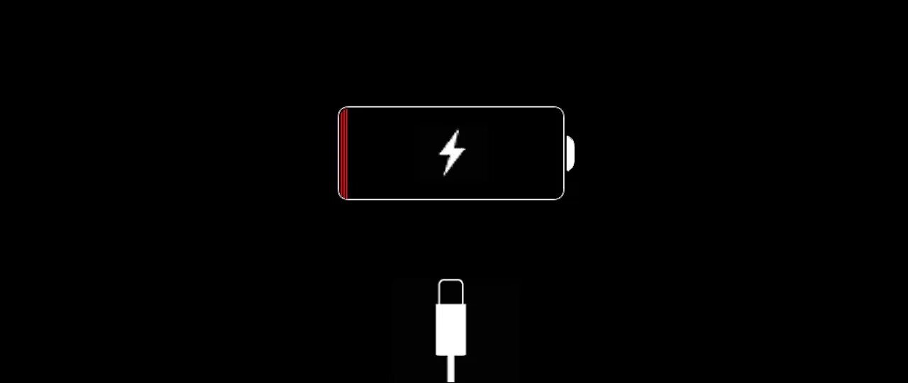 Индикатор зарядки на айфоне. Айфон заряжается. Экран зарядки айфона. Севший айфон на зарядке.