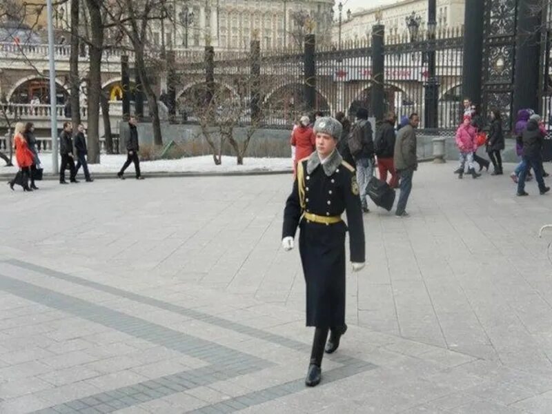 Солдат по городу. Идёт солдат по городу. Солдат по улице. Солдат гуляет по городу.