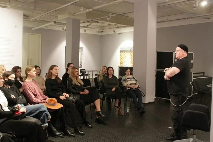 Триумф передача. Очередь в галерею триумф блоггеры. ханкин дмитрий галерея триумф фото. очередь в галерею триумф. бизнес фм триумф галерея.